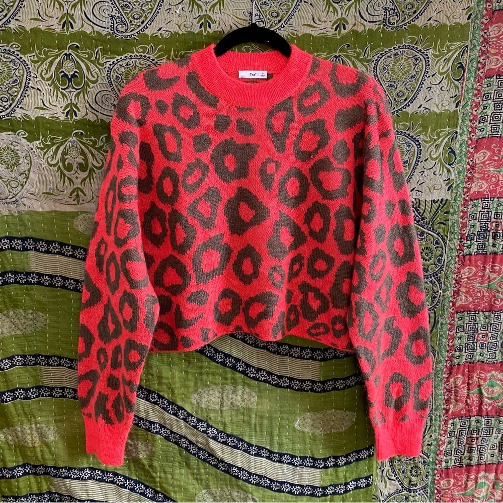 TNA x Aritzia Dayglow Pink/ Soot Animal Print Utica Cropped Sweater Size Small - Picture 3 of 16